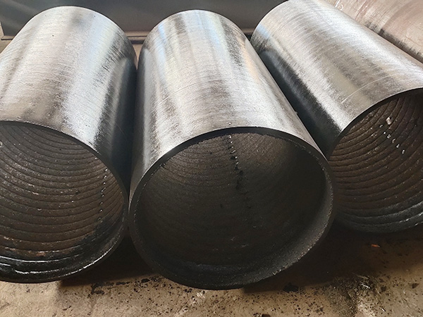 Wear-resistant overlay pipe