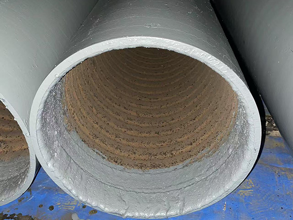 Wear-resistant overlay pipe